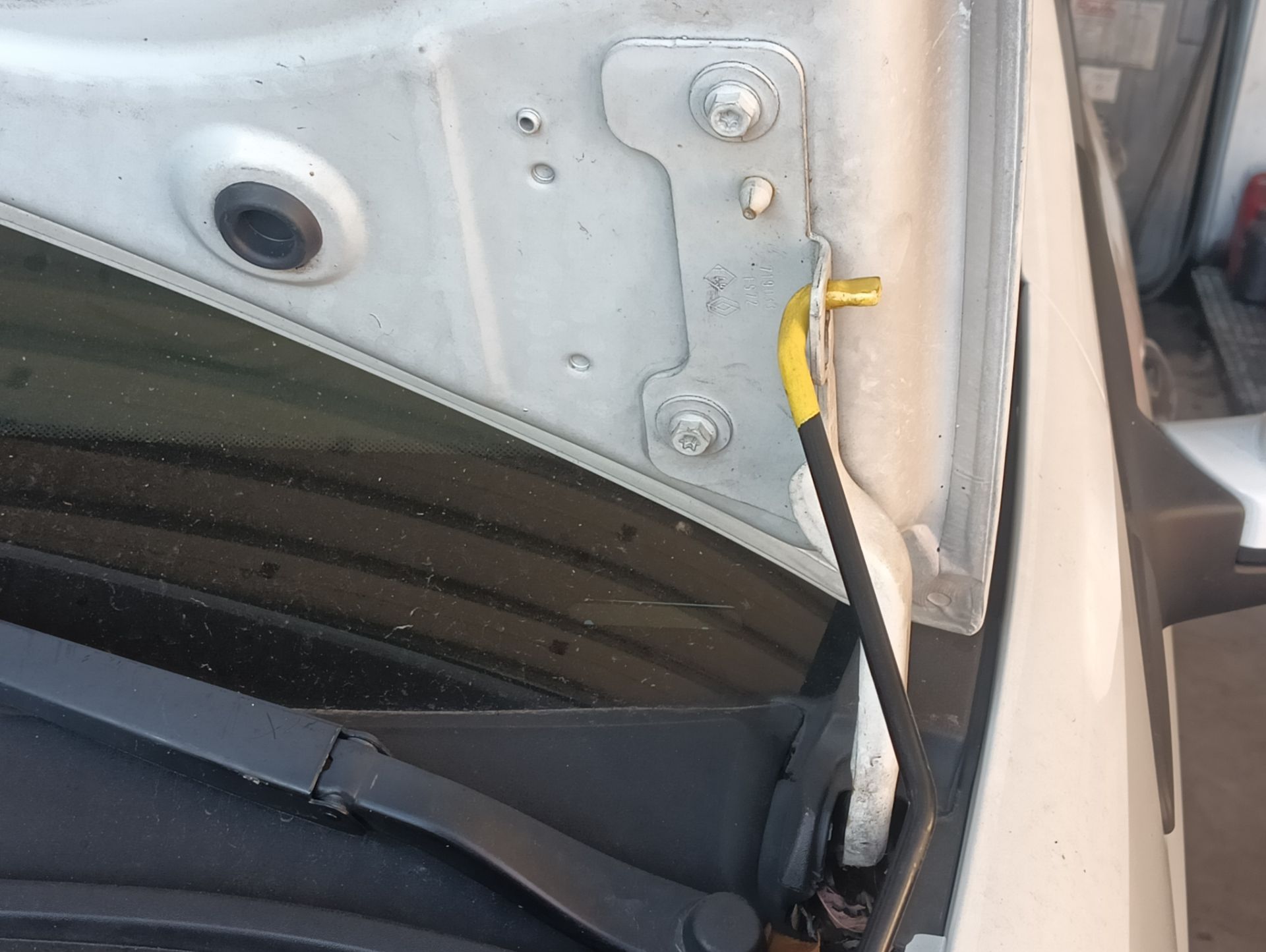 Bisagra capó Renault Clio III