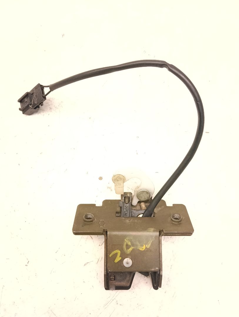 Cerradura maletero / portón Nissan Primera (P11)