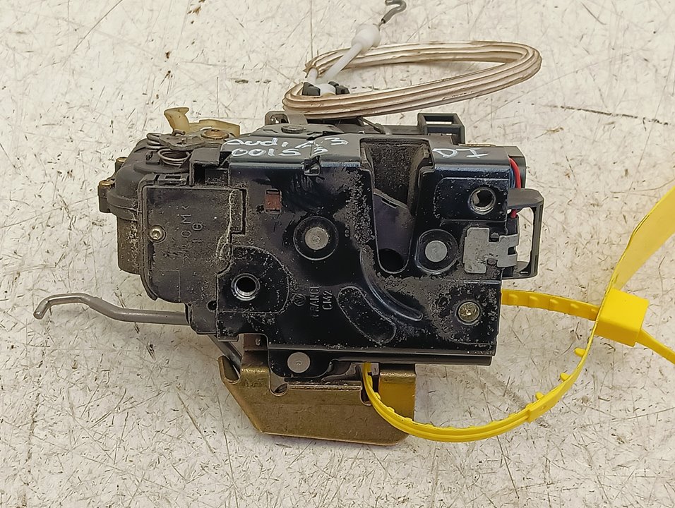 Cerradura puerta Audi A6 (4B5)