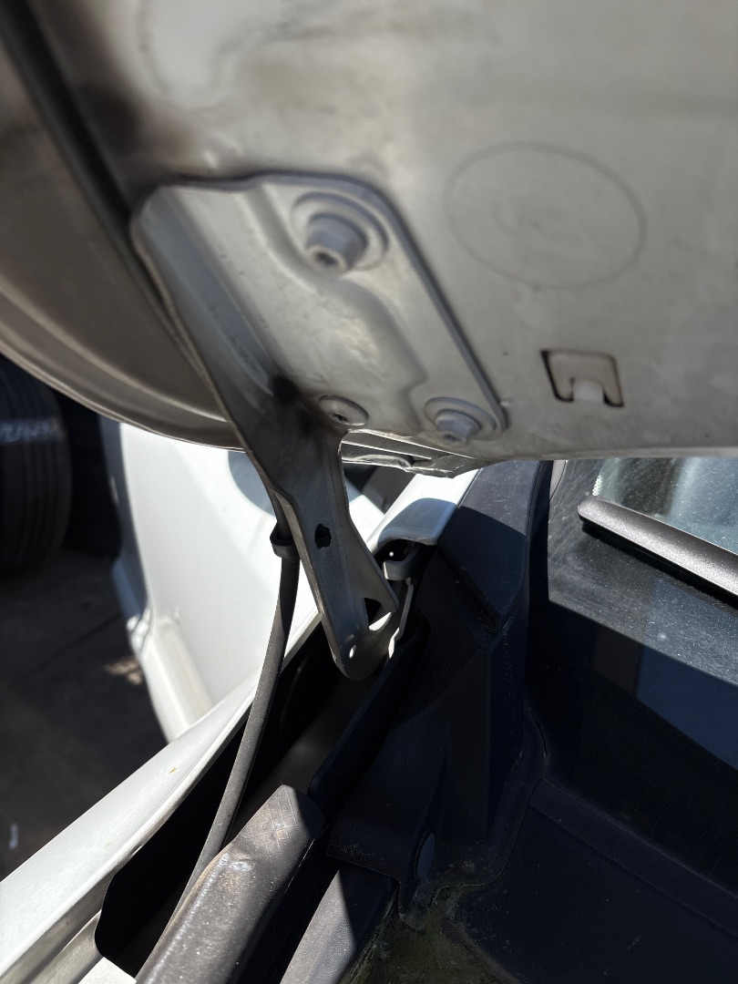 Bisagra capó Renault Megane III