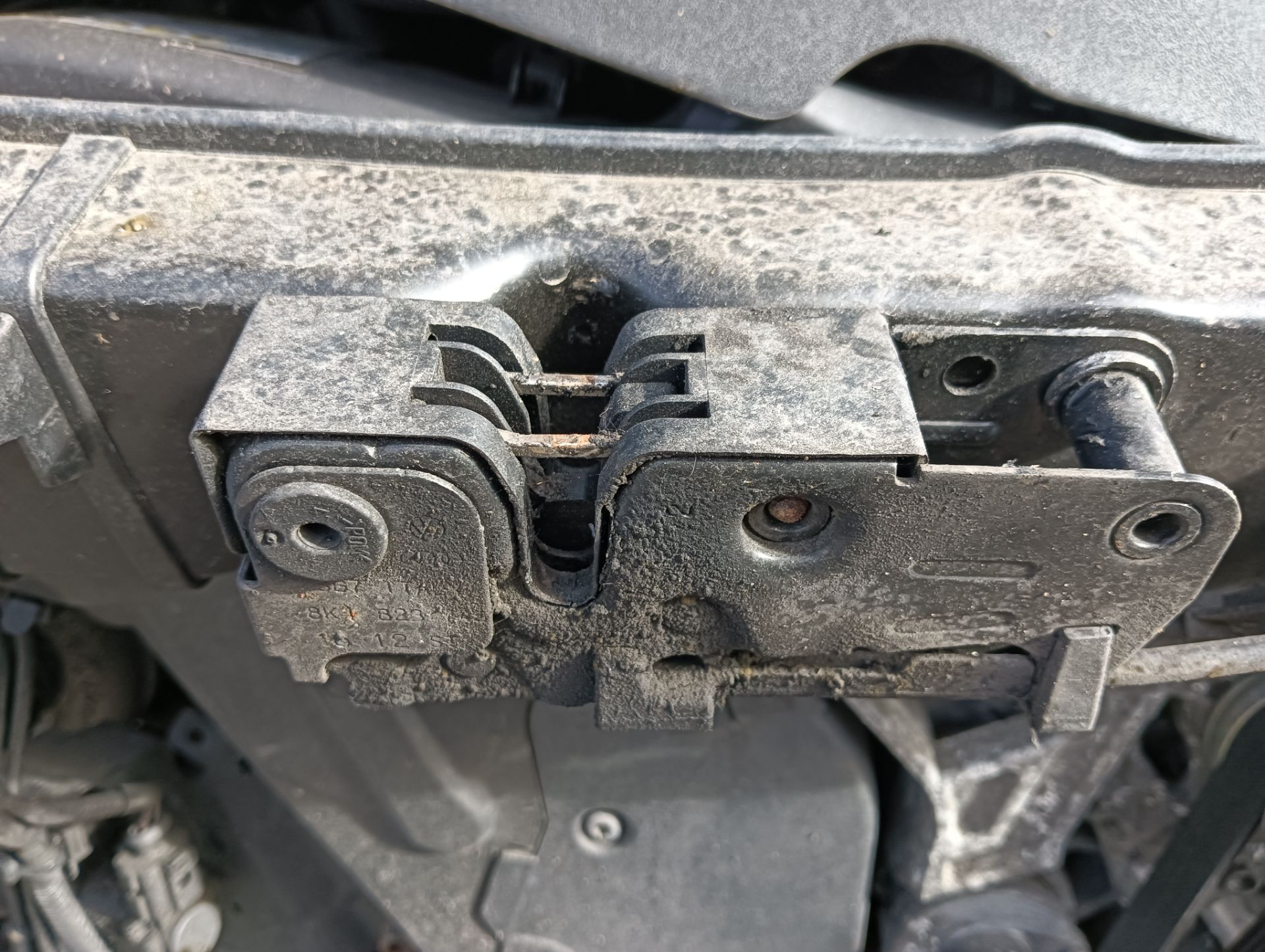 Cerradura capó Audi A4 (8K5)
