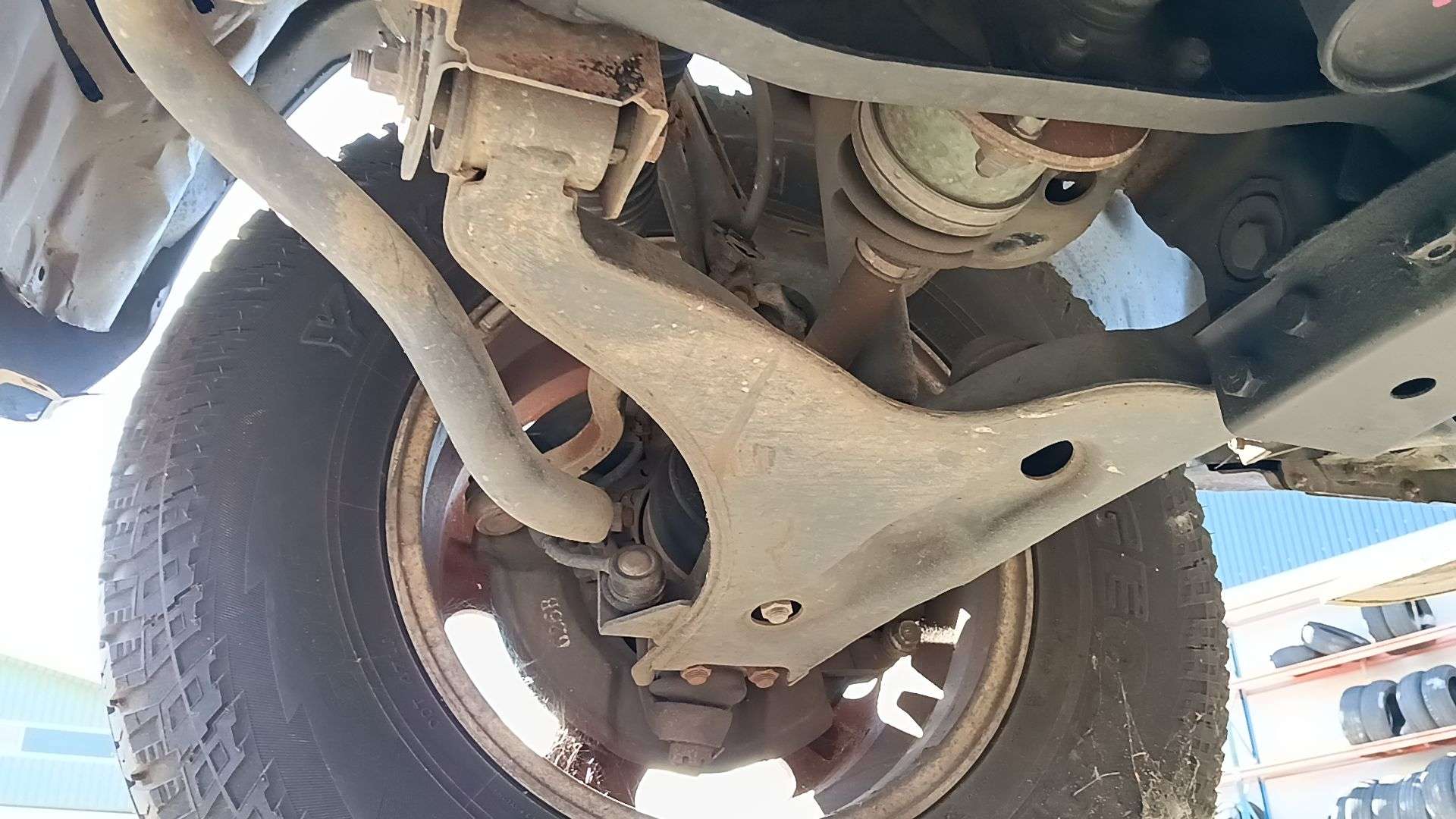 Brazo suspensión Mitsubishi Montero (V60/V70)