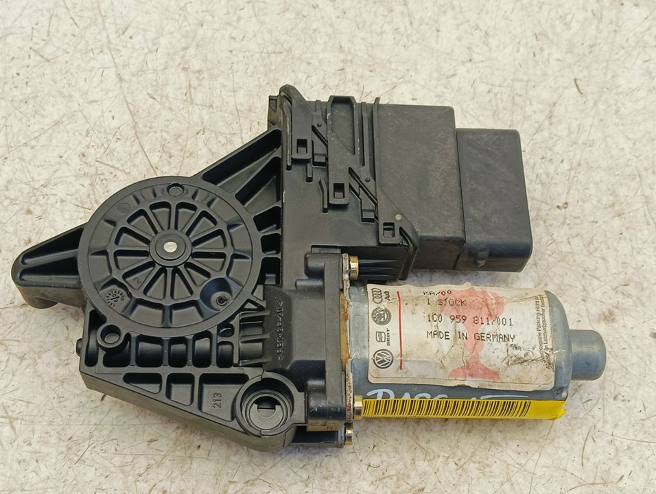 Motor elevalunas Volkswagen Passat (3B3)