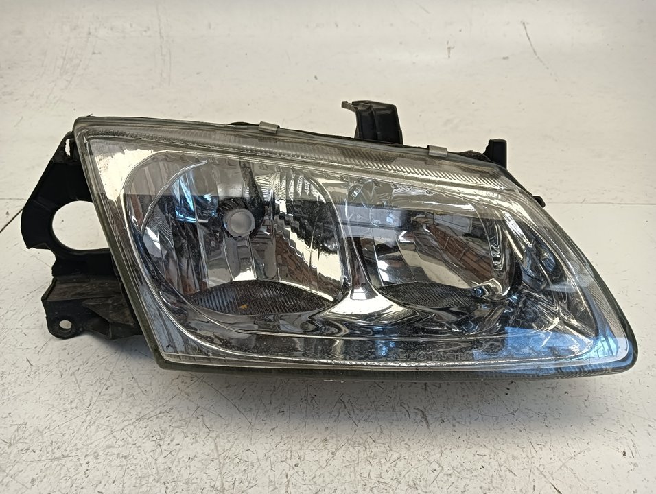 Faro Nissan Almera (N16/E)