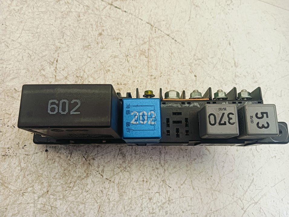 Caja relés / fusibles Audi A6 (4B5)