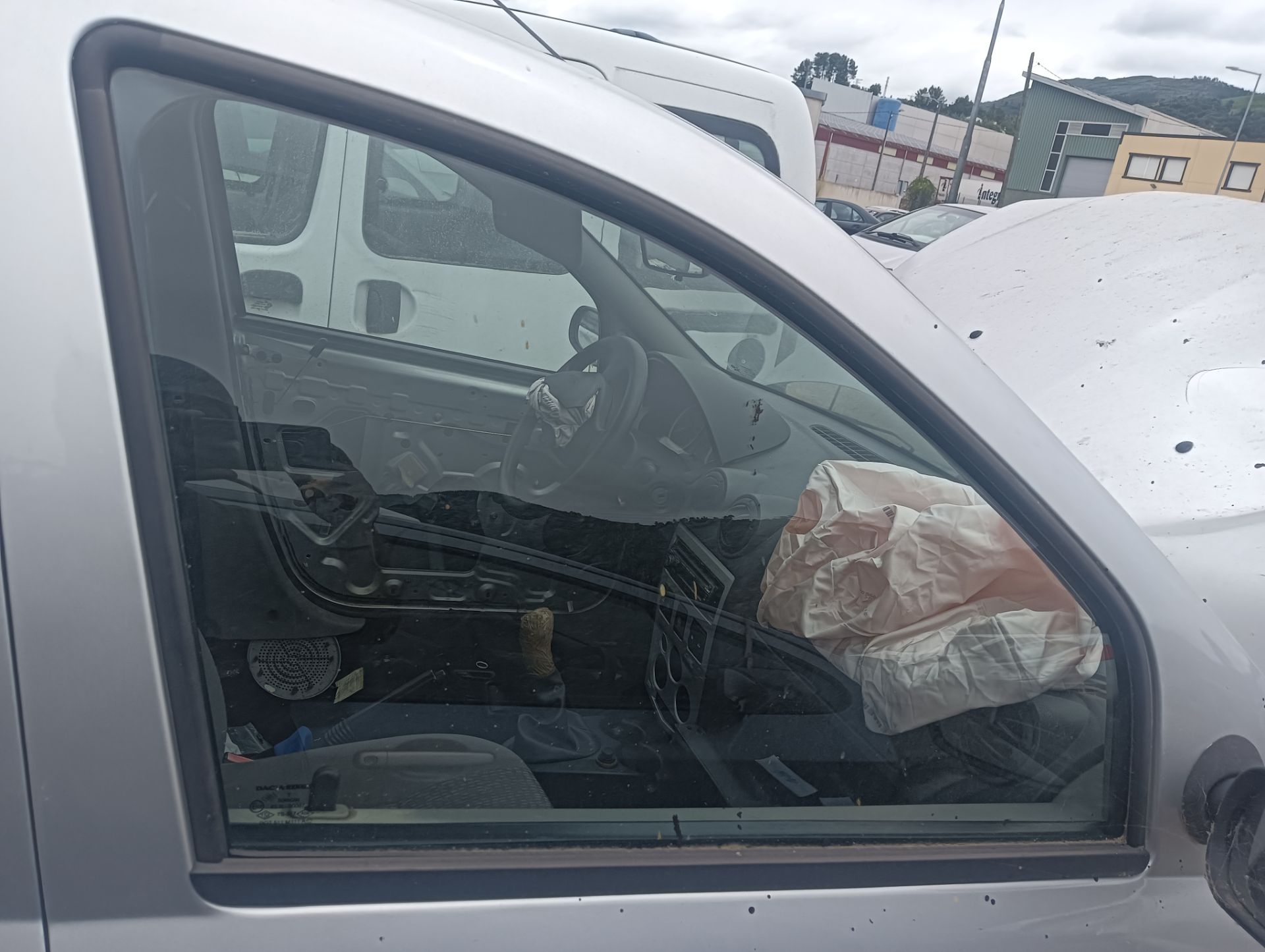 Luna Dacia Logan 1
