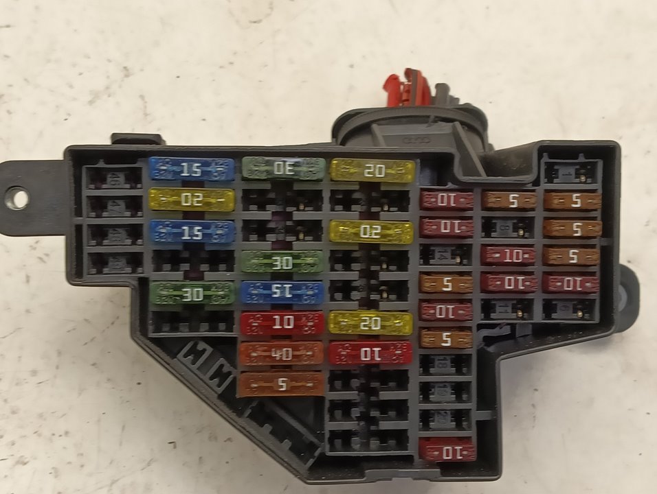 Caja relés / fusibles Volkswagen Passat (3C2)