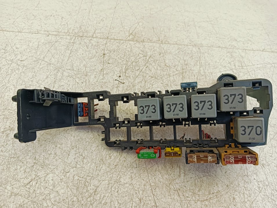 Caja relés / fusibles Volkswagen Passat (3B3)
