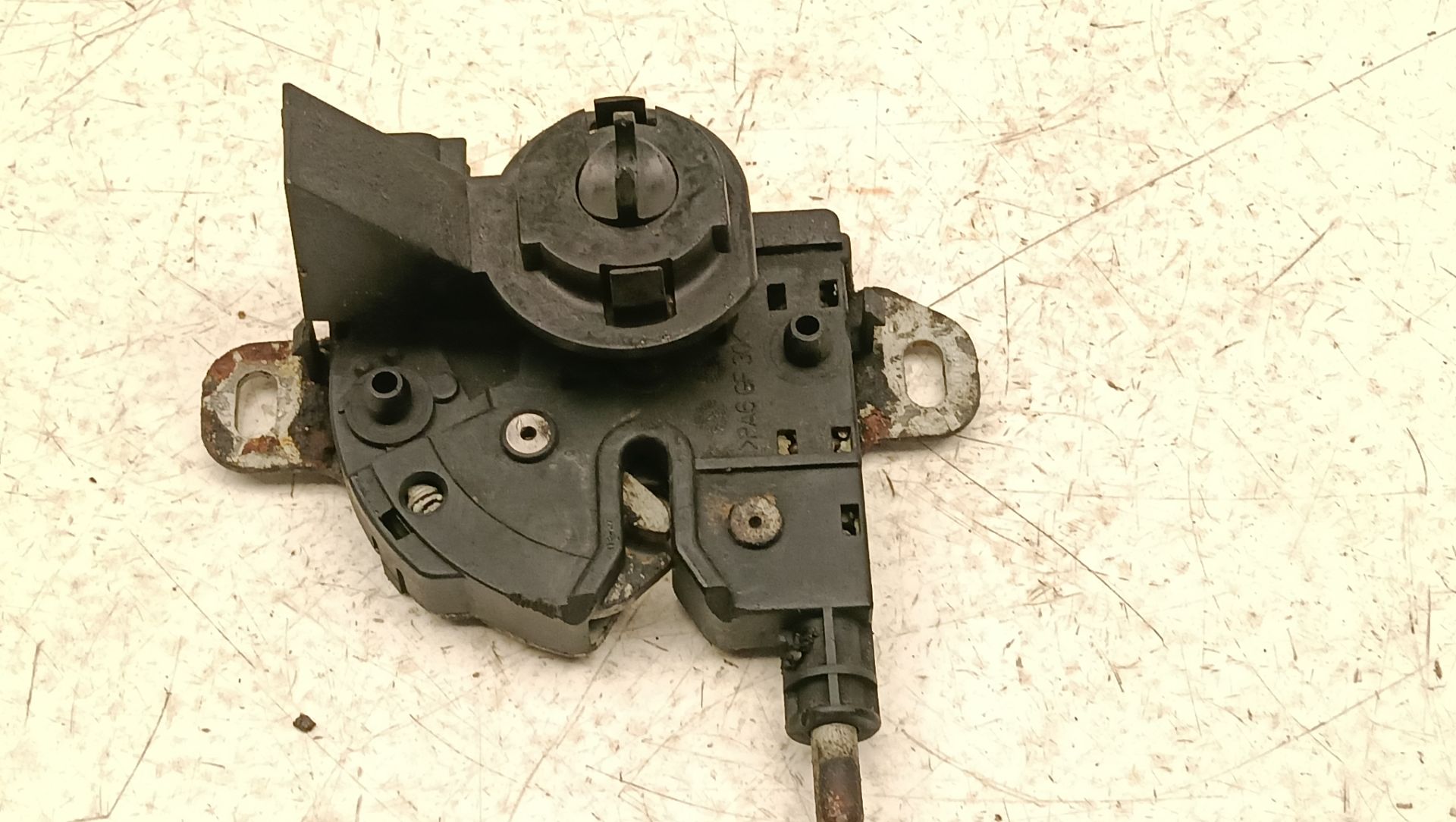 Cerradura capó Ford Focus (CB4)