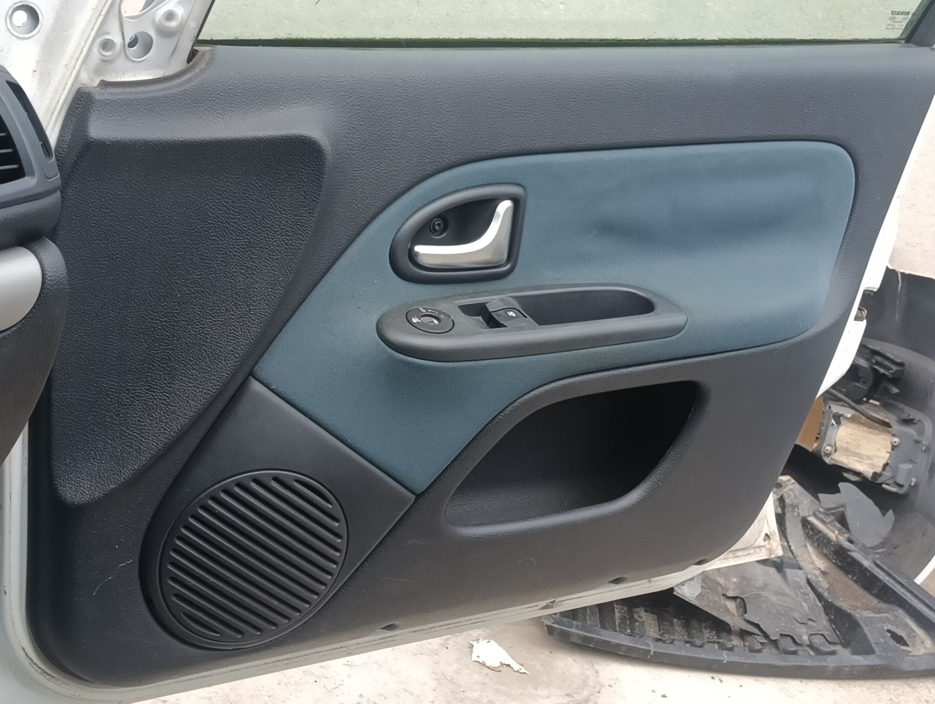 Guarnecido puerta delantera derecha Renault Clio II (B/CB0), foto 1 de 5