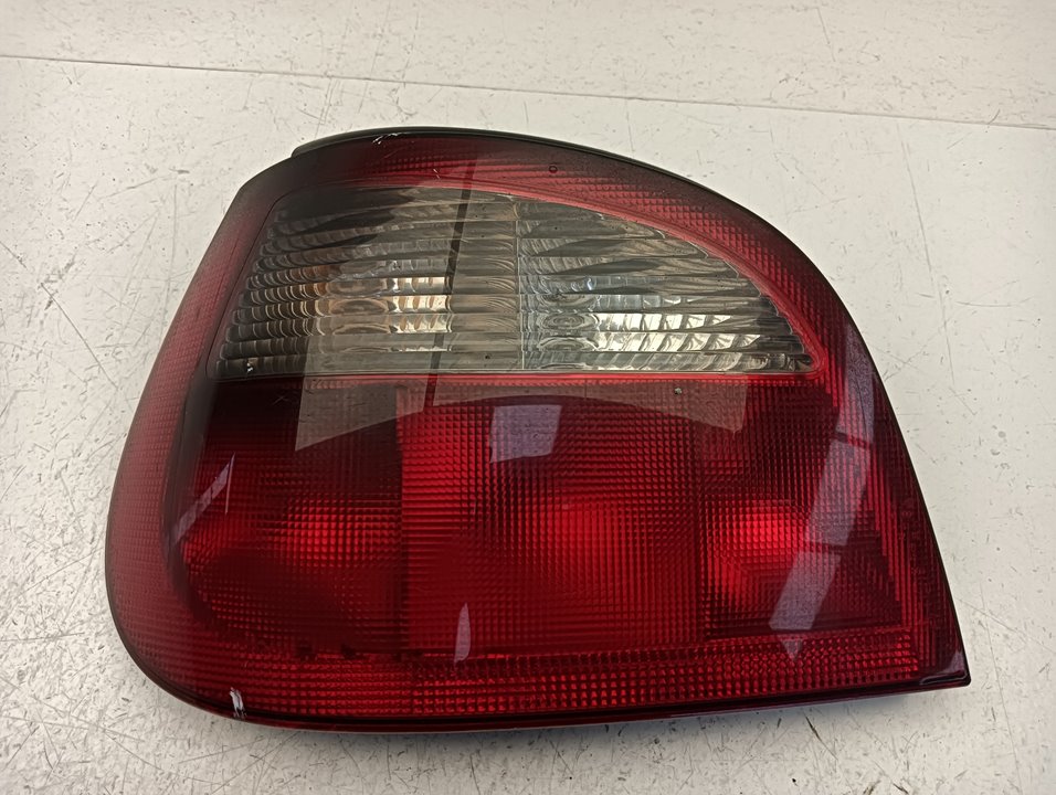 Piloto trasero izquierdo Renault Megane I (BA0), foto 1 de 3