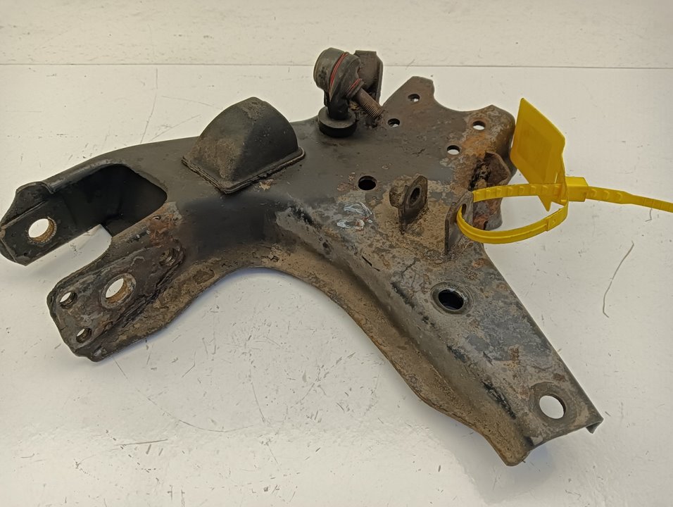 Brazo suspensión Nissan Terrano II (R20)