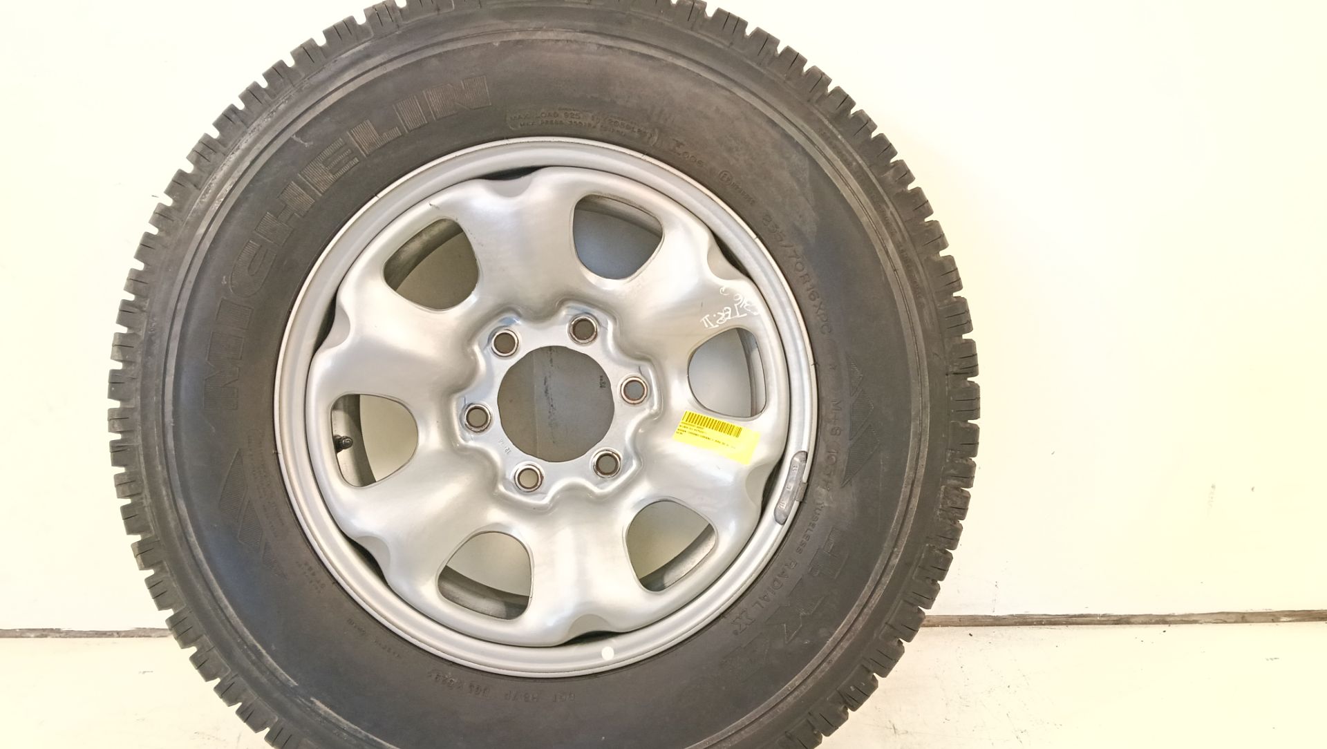 Neumático repuesto Nissan Terrano II (R20)