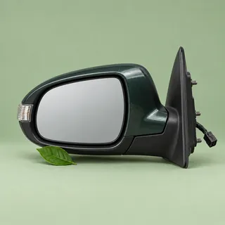 Retrovisor exterior usado sobre fondo verde